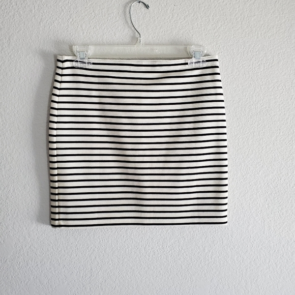Forever 21 Black & White Striped Skirt - size M - Picture 2 of 5